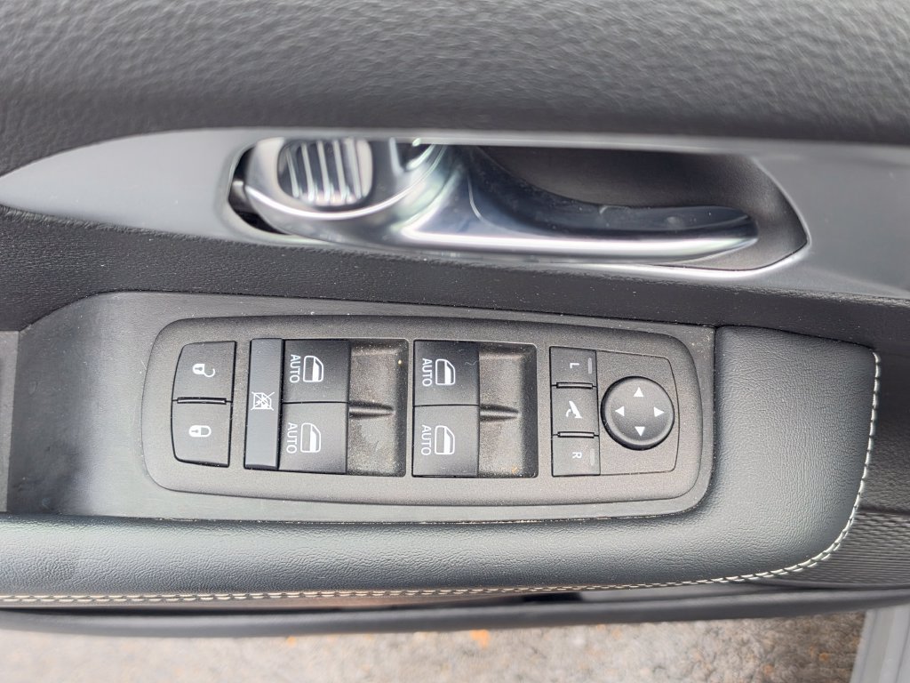 Used 2025 Chrysler Pacifica Limited AWD/4WD image 13