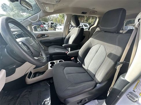 Used 2022 Chrysler Voyager LX image 13