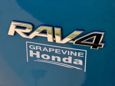 Used 2018 Toyota RAV4 LE FWD image 8