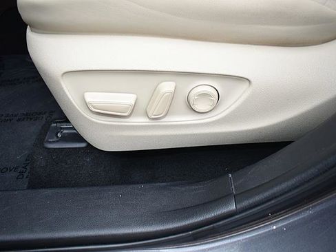 Used 2022 Toyota Highlander XLE image 11