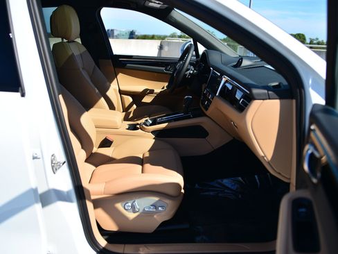 Certified 2026 Porsche Macan AWD/4WD image 22