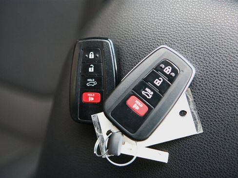 Used 2020 Toyota RAV4 XLE image 24