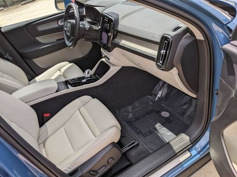 Certified 2023 Volvo XC40 B5 Plus AWD/4WD image 22