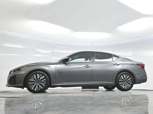 Used 2024 Nissan Altima 2.5 SV FWD image 7
