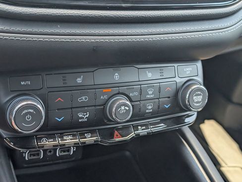 Used 2023 Dodge Durango SXT AWD/4WD image 21
