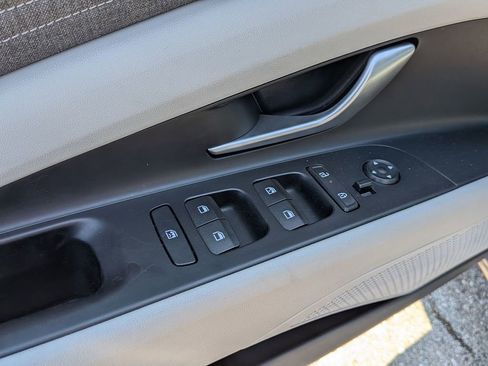 Used 2025 Hyundai Elantra Limited FWD image 13