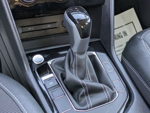 Used 2024 Volkswagen Taos SE image 11