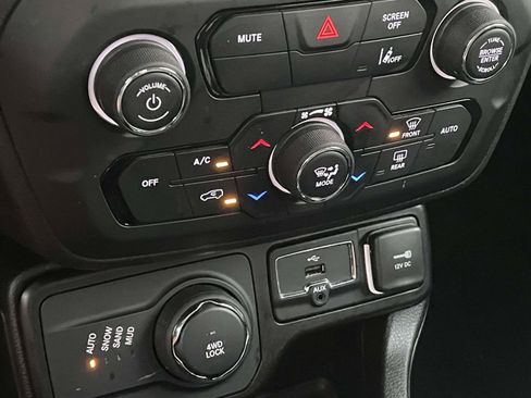 Used 2023 Jeep Renegade Latitude AWD/4WD image 29