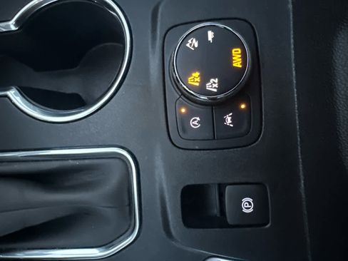 Used 2023 Chevrolet Traverse LT image 17