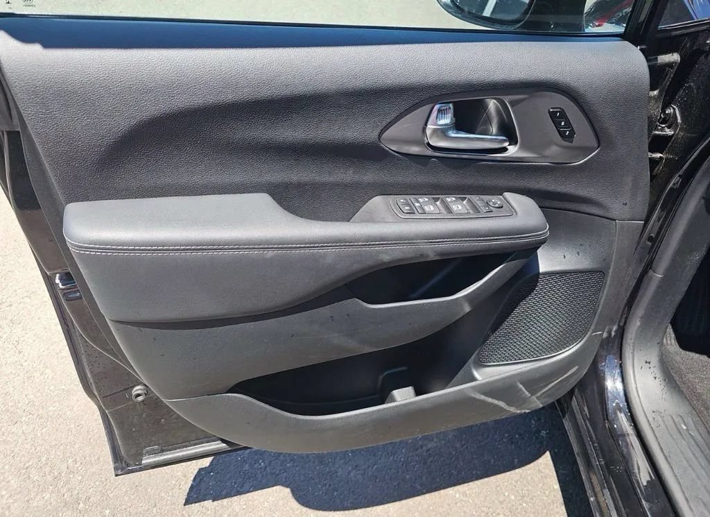 Used 2025 Chrysler Pacifica Select w/ Fav Edition Package FWD image 9