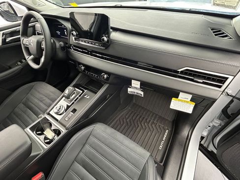 New 2025 Mitsubishi Outlander SE image 42