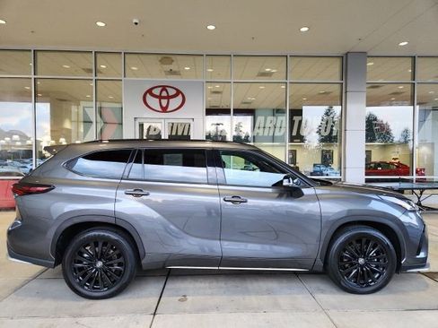 Used 2025 Toyota Highlander XSE image 3