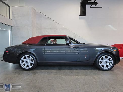 Used 2017 Rolls-Royce Phantom Drophead Coupe RWD image 47