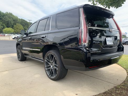 Used 2017 Cadillac Escalade Platinum AWD/4WD image 8