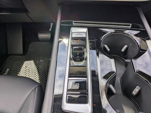 Used 2024 Volkswagen Atlas SE w/ Panoramic Sunroof Package image 22