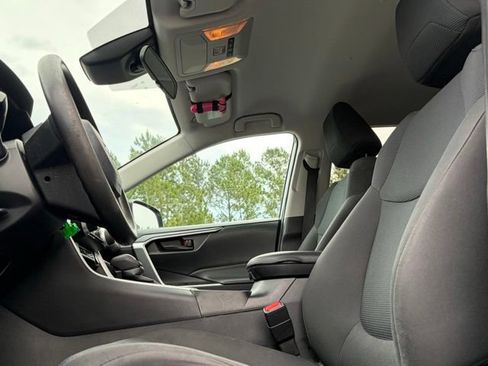 Used 2021 Toyota RAV4 LE AWD/4WD image 9