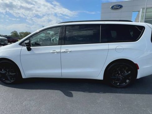 Used 2025 Chrysler Pacifica Limited FWD image 5