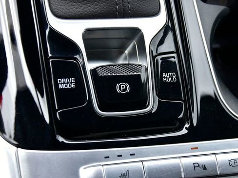 Used 2024 Kia Carnival EX FWD image 27