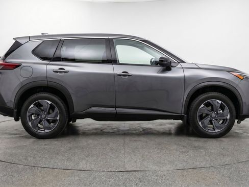 Used 2025 Nissan Rogue SV FWD image 11