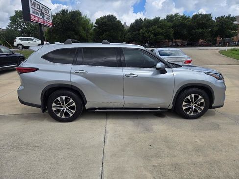 Used 2020 Toyota Highlander XLE AWD/4WD image 5