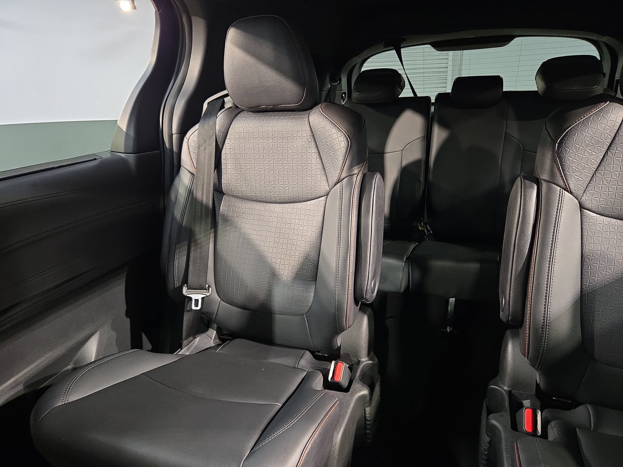 Used 2021 Toyota Sienna XSE FWD image 12