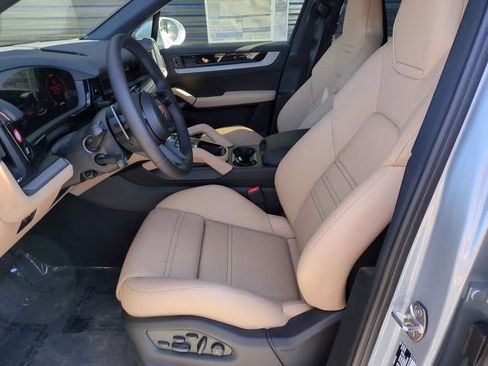 Certified 2026 Porsche Cayenne AWD/4WD image 5