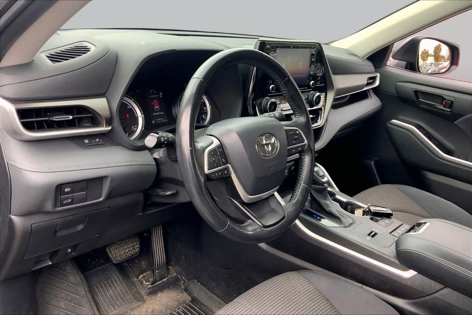 Used 2022 Toyota Highlander LE AWD/4WD image 18
