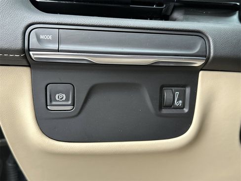 Used 2024 Cadillac Escalade Premium Luxury image 16