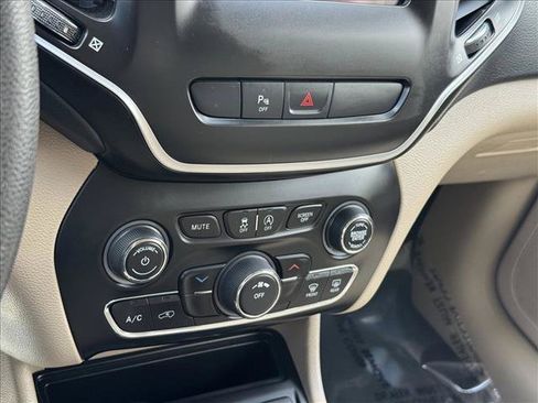 Used 2020 Jeep Cherokee Latitude w/ Mobile Office Group AWD/4WD image 15