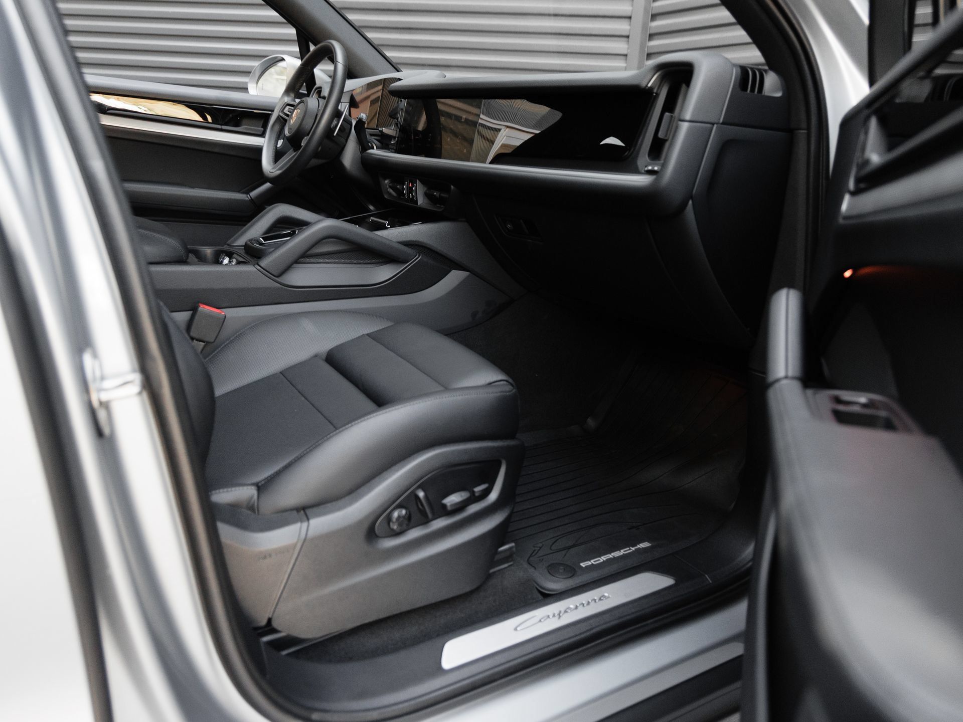 Certified 2025 Porsche Cayenne AWD/4WD image 36