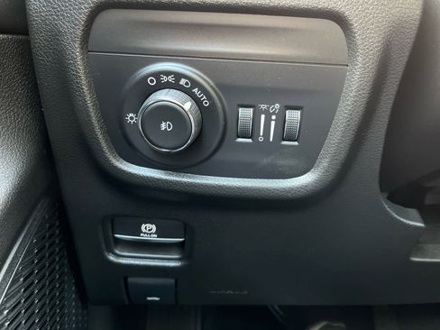 Used 2023 Jeep Grand Cherokee Limited image 12