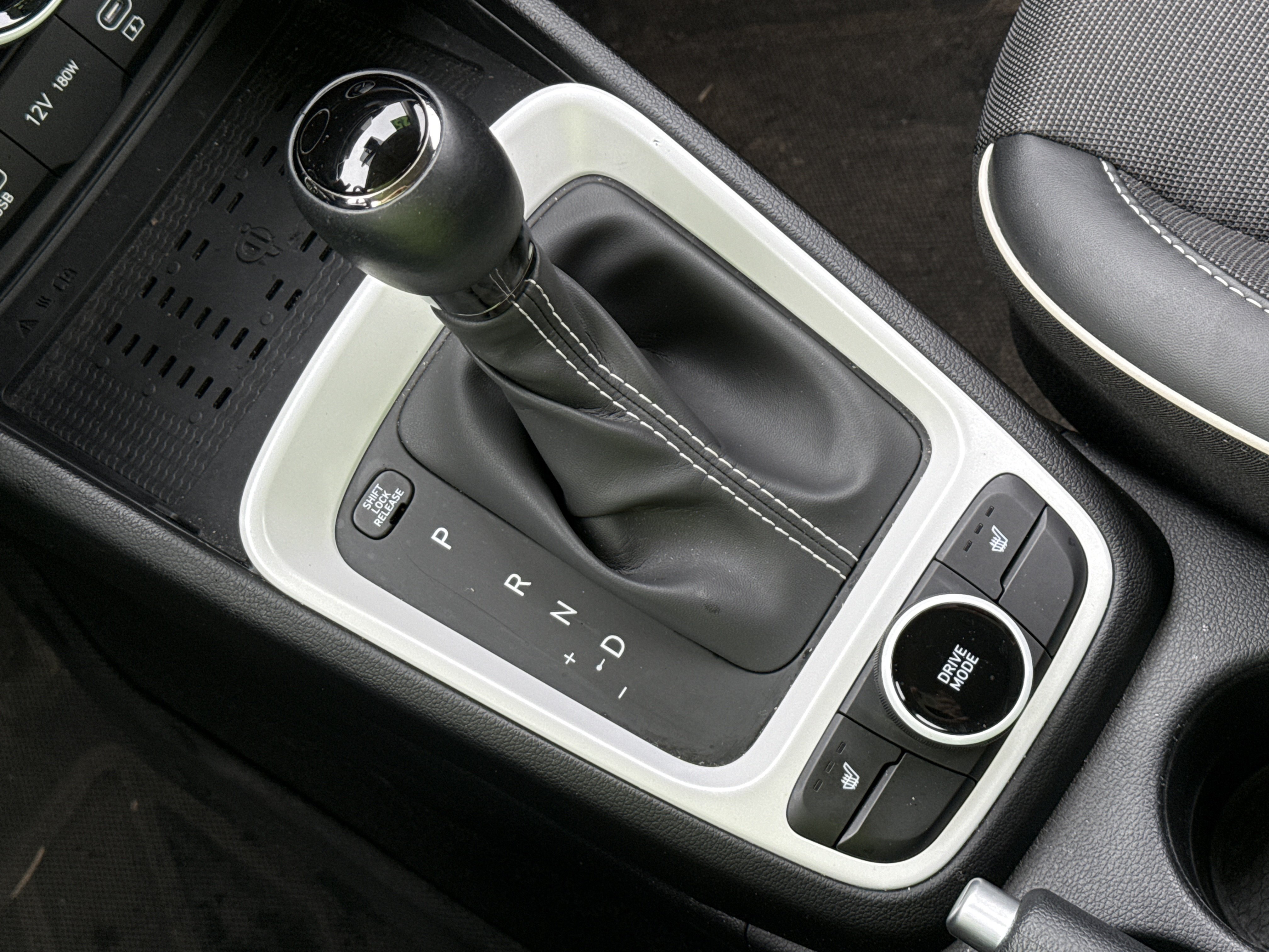 Used 2025 Hyundai Venue Limited FWD image 26