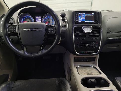 Used 2016 Chrysler Town & Country Limited image 22