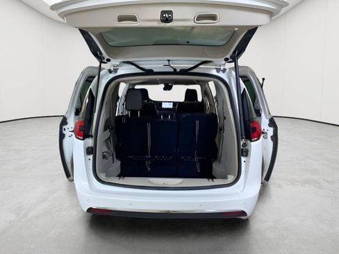 Used 2023 Chrysler Pacifica Touring-L AWD/4WD image 35