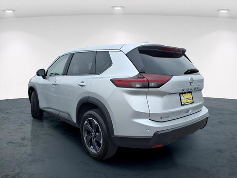 Used 2025 Nissan Rogue SV image 4
