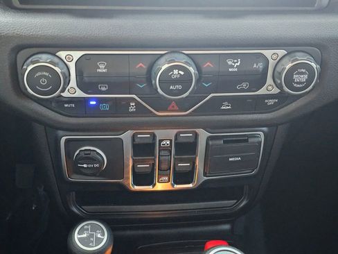 Used 2024 Jeep Wrangler Unlimited image 29