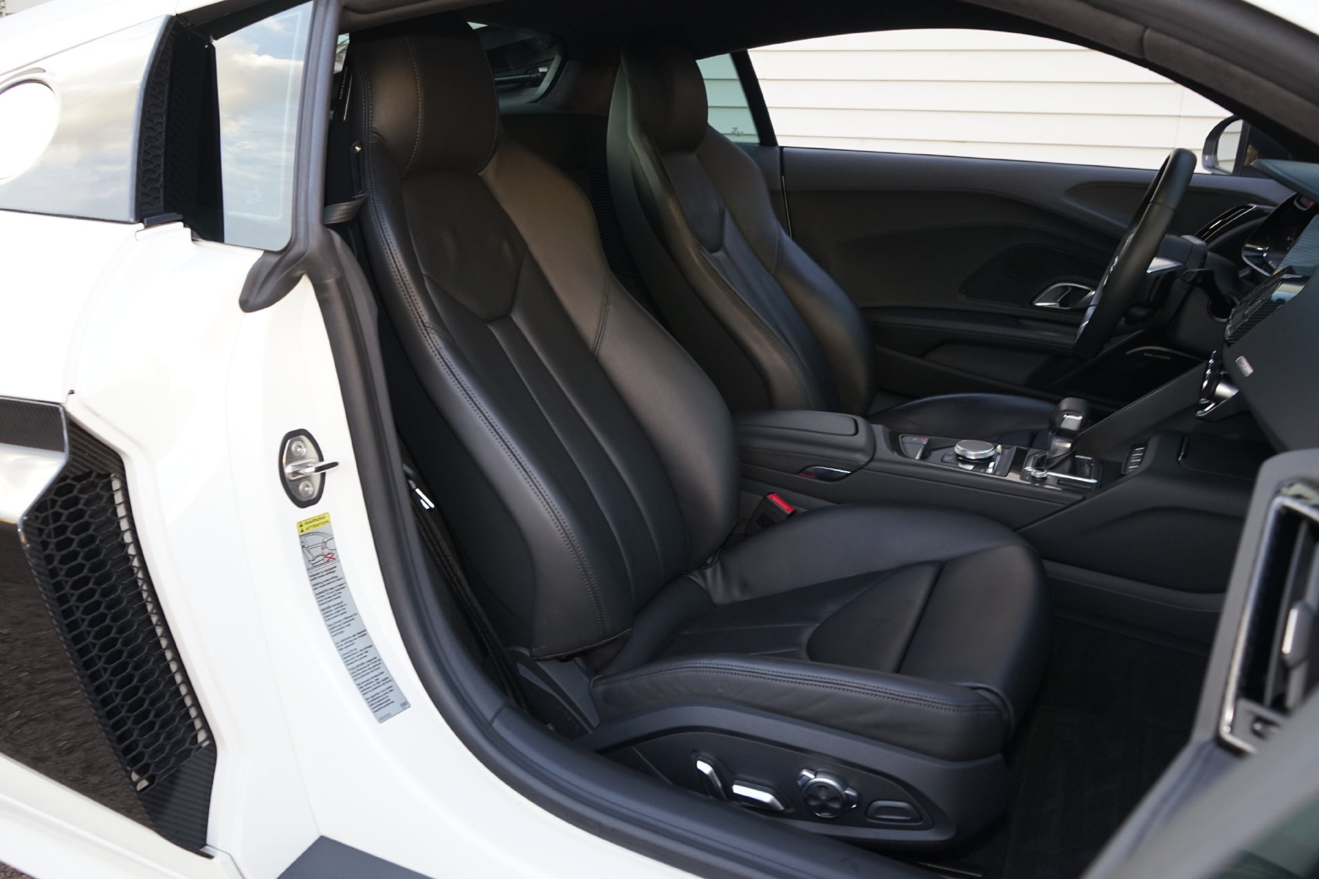Used 2018 Audi R8 V10 w/ Premium Package RWD image 4