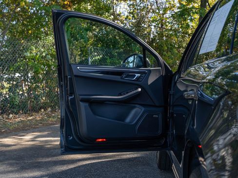 Certified 2025 Porsche Macan image 20