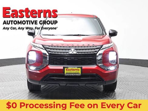 Used 2022 Mitsubishi Outlander SE FWD image 2