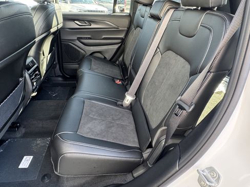 New 2025 Jeep Grand Cherokee Altitude image 30