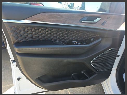 Used 2022 Jeep Grand Cherokee Summit image 11