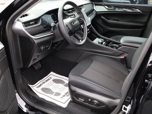 Used 2023 Jeep Grand Cherokee Laredo image 9