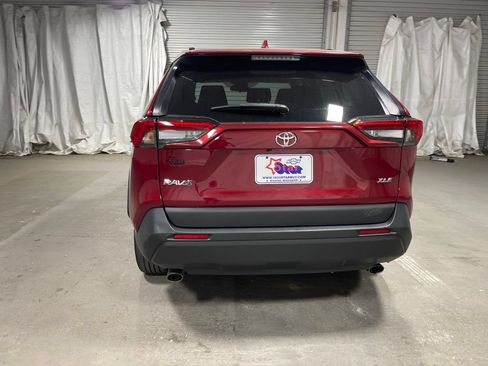 Used 2022 Toyota RAV4 XLE w/ Convenience Package FWD image 6