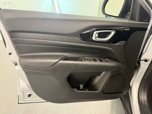 New 2026 Jeep Compass Latitude image 13