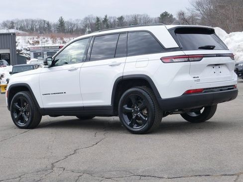 Used 2023 Jeep Grand Cherokee Altitude image 4