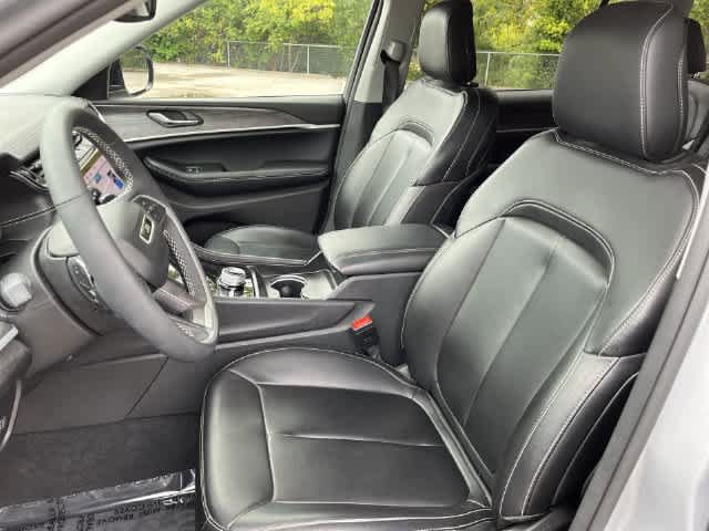 Used 2024 Jeep Grand Cherokee L Limited w/ Black Appearance Package AWD/4WD image 10