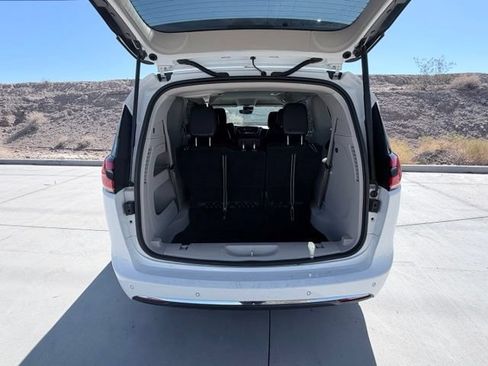 Used 2023 Chrysler Pacifica Touring-L FWD image 37