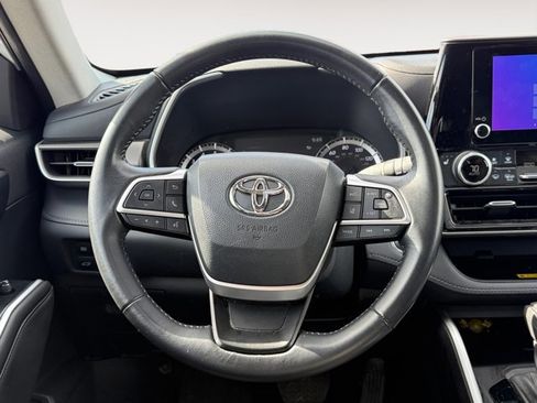 Used 2023 Toyota Highlander XLE AWD/4WD image 16