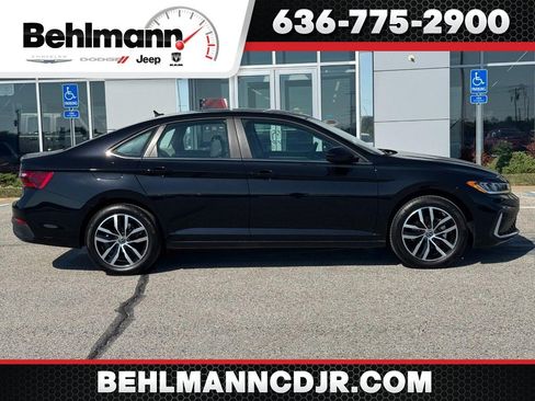 Used 2025 Volkswagen Jetta SE FWD image 1