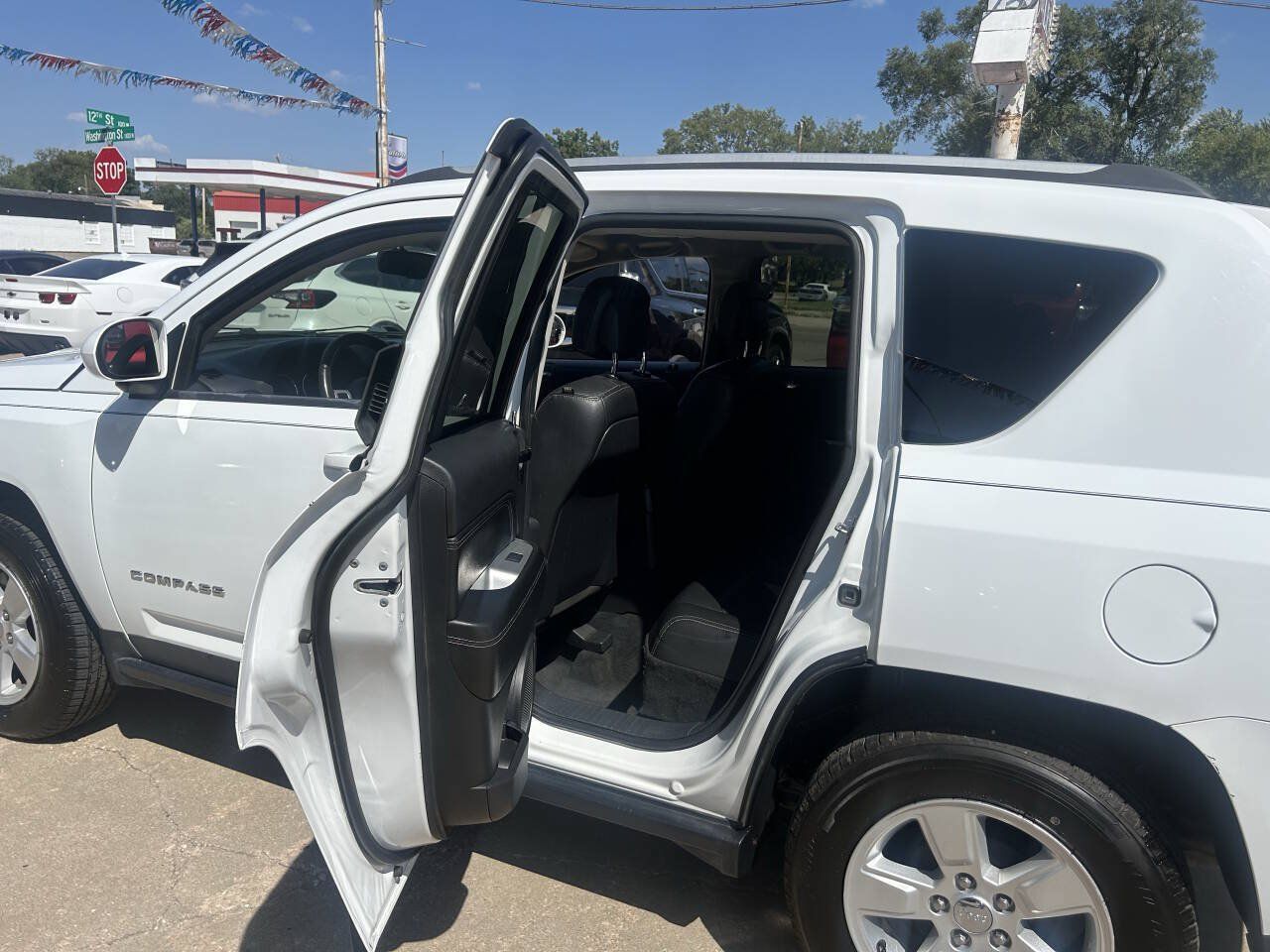 Used 2017 Jeep Compass Latitude FWD image 24